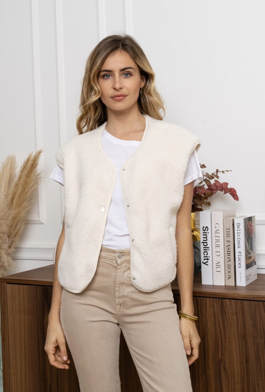 Affrontez l’hiver avec élégance et chaleur grâce à notre gilet MILA sans manches beige ! Une pièce incontournable pour un style chic et confortable par temps froid. Coupe droite légèrement oversize Ouverture boutonnée devant 2 poches côtés Gilet effet moumoute beige