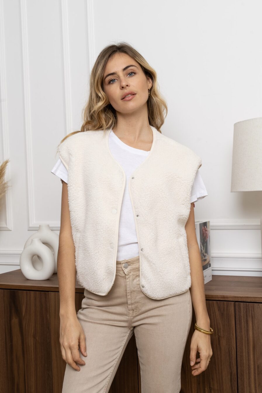 Affrontez l’hiver avec élégance et chaleur grâce à notre gilet MILA sans manches beige ! Une pièce incontournable pour un style chic et confortable par temps froid. Coupe droite légèrement oversize Ouverture boutonnée devant 2 poches côtés Gilet effet moumoute beige