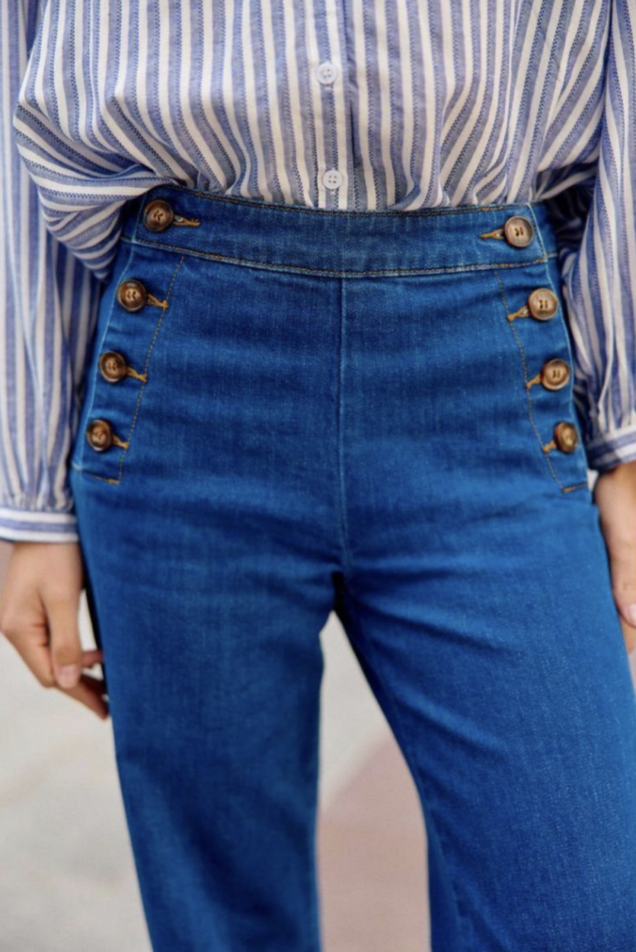 Voici MATT notre nouveau jean ultra tendance ! Modèle à ponts taille haute. Vos jambes s’allongent, c’est magique ! – Toile en coton – Boutons sur les côtés façon corne – Fausses poches passepoilées à l’arrière Il est tendance, confortable, durable et idéal pour un usage quotidien ! On adore l’associer à une grosse maille ou une jolie blouse bohème ! Ajoutez-y de jolis bijoux et un beau sac en cuir !