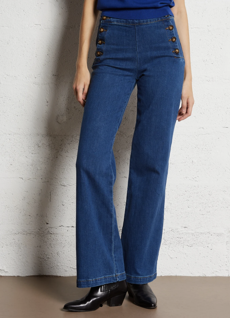 Voici MATT notre nouveau jean ultra tendance ! Modèle à ponts taille haute. Vos jambes s’allongent, c’est magique ! – Toile en coton – Boutons sur les côtés façon corne – Fausses poches passepoilées à l’arrière Il est tendance, confortable, durable et idéal pour un usage quotidien ! On adore l’associer à une grosse maille ou une jolie blouse bohème ! Ajoutez-y de jolis bijoux et un beau sac en cuir !