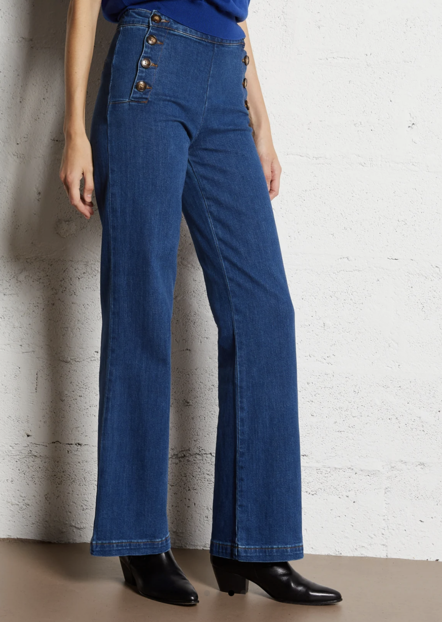 Voici MATT notre nouveau jean ultra tendance ! Modèle à ponts taille haute. Vos jambes s’allongent, c’est magique ! – Toile en coton – Boutons sur les côtés façon corne – Fausses poches passepoilées à l’arrière Il est tendance, confortable, durable et idéal pour un usage quotidien ! On adore l’associer à une grosse maille ou une jolie blouse bohème ! Ajoutez-y de jolis bijoux et un beau sac en cuir !