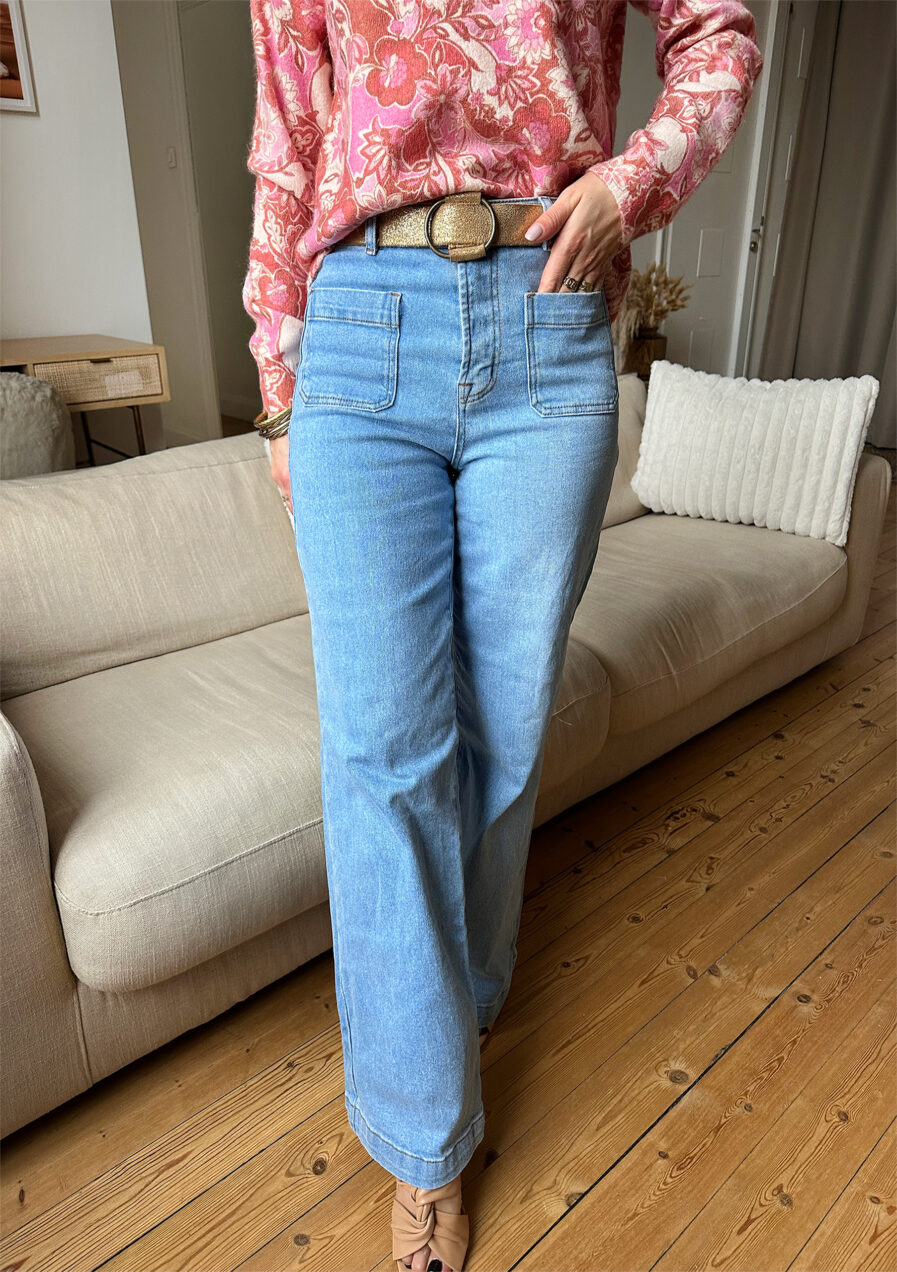 HANNA est notre nouveau jean ultra tendance à la coupe flare et taille haute ! Il va vous sublimer grâce à sa taille haute et coupe évasée. Passants à la taille Poches plaquées devant et dos Fermeture zip et par un bouton doré