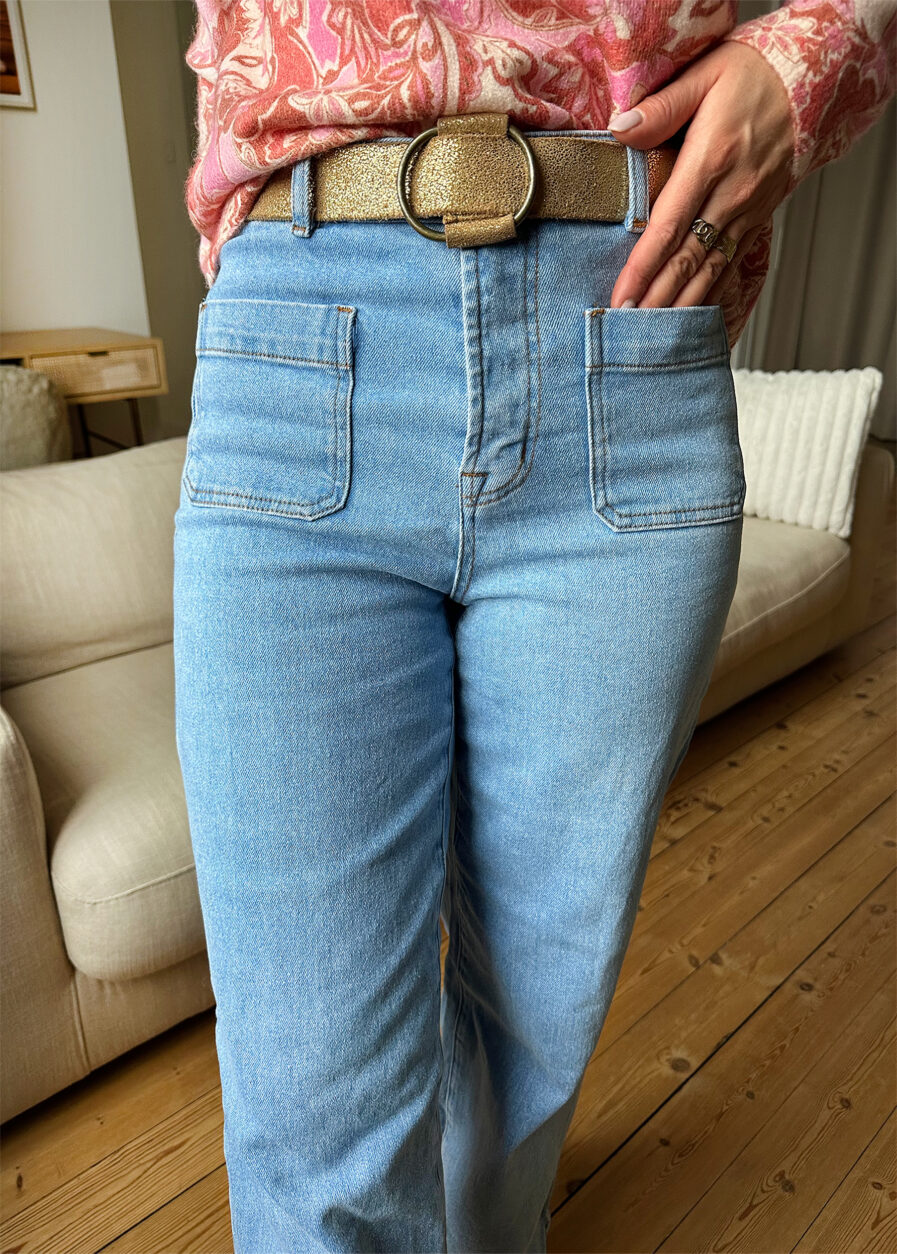 HANNA est notre nouveau jean ultra tendance à la coupe flare et taille haute ! Il va vous sublimer grâce à sa taille haute et coupe évasée. Passants à la taille Poches plaquées devant et dos Fermeture zip et par un bouton doré