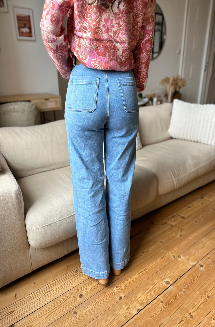 HANNA est notre nouveau jean ultra tendance à la coupe flare et taille haute ! Il va vous sublimer grâce à sa taille haute et coupe évasée. Passants à la taille Poches plaquées devant et dos Fermeture zip et par un bouton doré