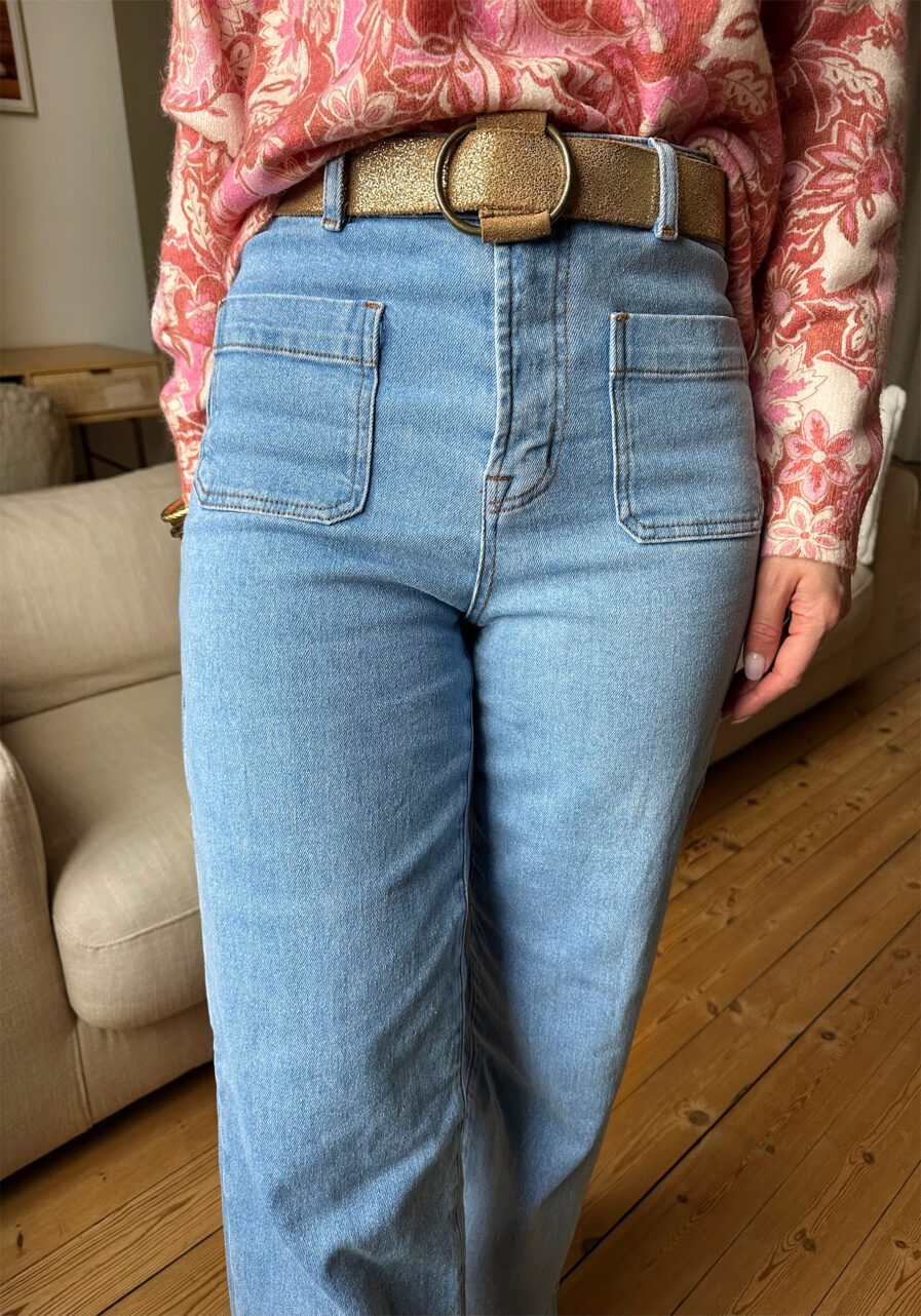 HANNA est notre nouveau jean ultra tendance à la coupe flare et taille haute ! Il va vous sublimer grâce à sa taille haute et coupe évasée. Passants à la taille Poches plaquées devant et dos Fermeture zip et par un bouton doré