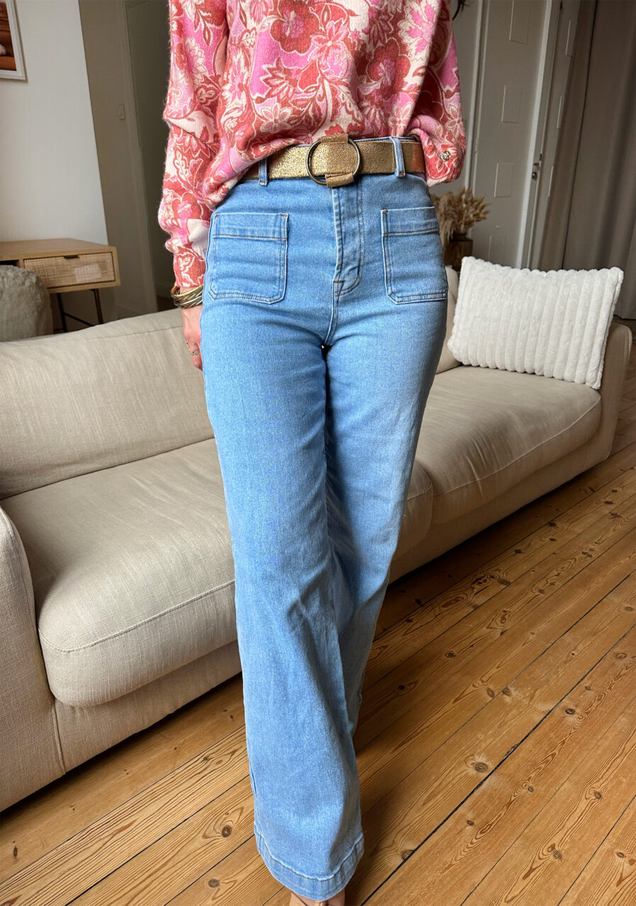 HANNA est notre nouveau jean ultra tendance à la coupe flare et taille haute ! Il va vous sublimer grâce à sa taille haute et coupe évasée. Passants à la taille Poches plaquées devant et dos Fermeture zip et par un bouton doré