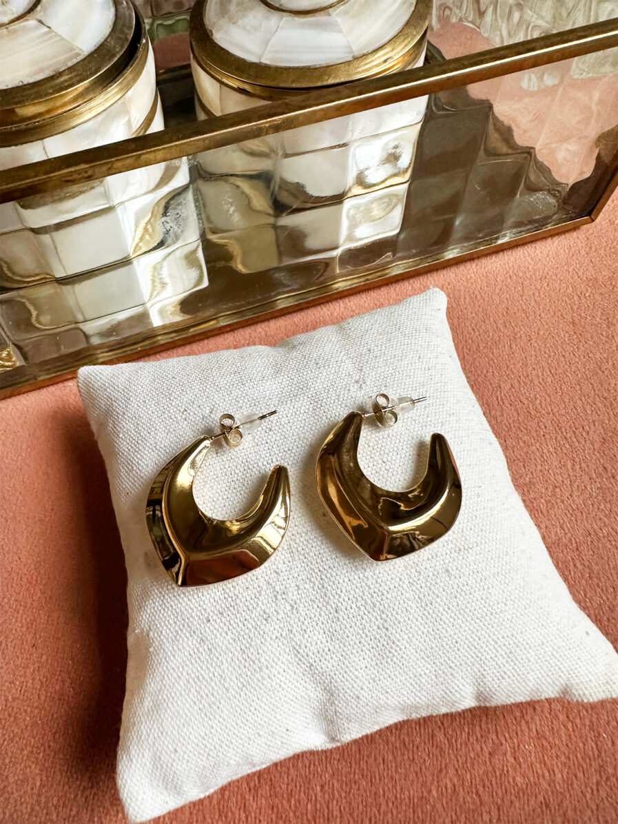 Avec leur forme originale, les boucles d’oreilles Lucie seront La pièce maitresse de vos looks ! Modèle doré Acier inoxydable Forme géométrique Hauteur : 2,5 cm Elles illumineront toutes vos tenues !