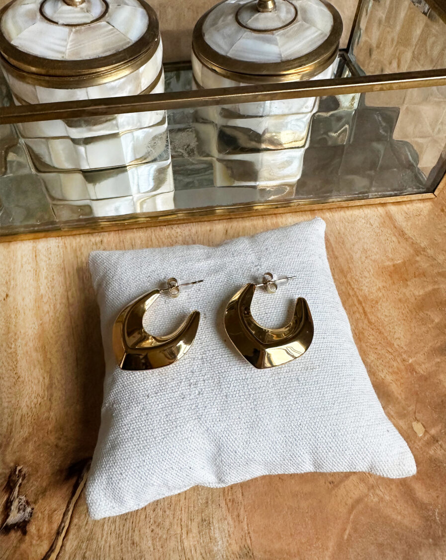 Avec leur forme originale, les boucles d’oreilles Lucie seront La pièce maitresse de vos looks ! Modèle doré Acier inoxydable Forme géométrique Hauteur : 2,5 cm Elles illumineront toutes vos tenues !