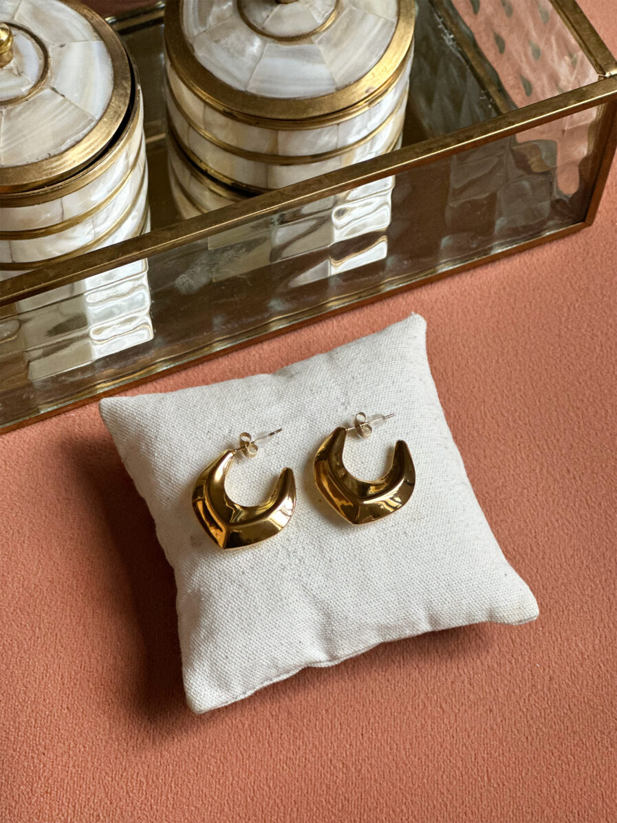 Avec leur forme originale, les boucles d’oreilles Lucie seront La pièce maitresse de vos looks ! Modèle doré Acier inoxydable Forme géométrique Hauteur : 2,5 cm Elles illumineront toutes vos tenues !