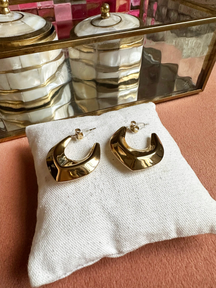 Avec leur forme originale, les boucles d’oreilles Lucie seront La pièce maitresse de vos looks ! Modèle doré Acier inoxydable Forme géométrique Hauteur : 2,5 cm Elles illumineront toutes vos tenues !