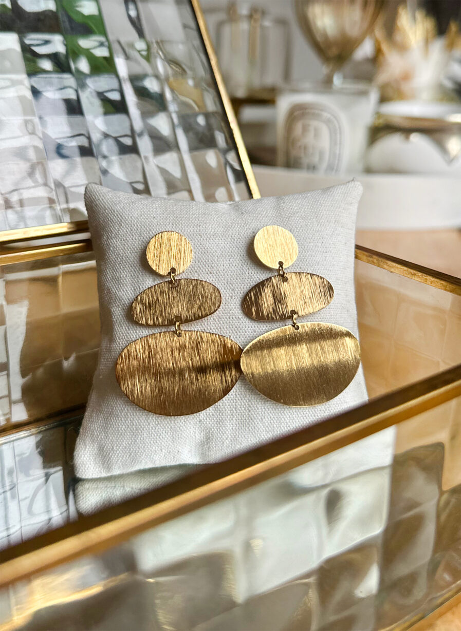 Craquez pour Mia, B.O à la forme originale. Elles apporteront une touche chic et mode à votre tenue ! B.O dorées à la forme ovale Acier inoxydable Ne noircit pas Résiste à l’eau Longueur 5 cm