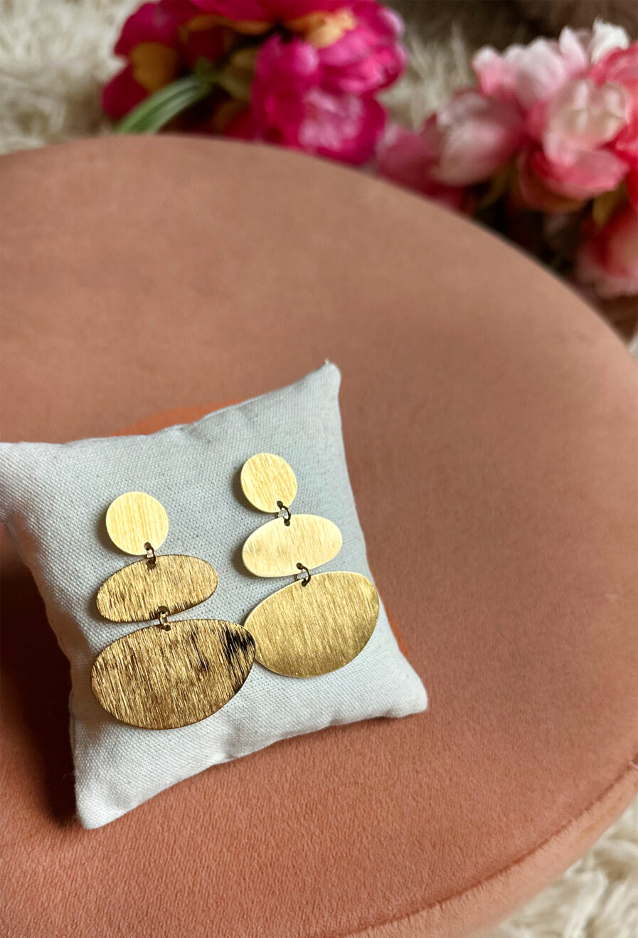 Craquez pour Mia, B.O à la forme originale. Elles apporteront une touche chic et mode à votre tenue ! B.O dorées à la forme ovale Acier inoxydable Ne noircit pas Résiste à l’eau Longueur 5 cm