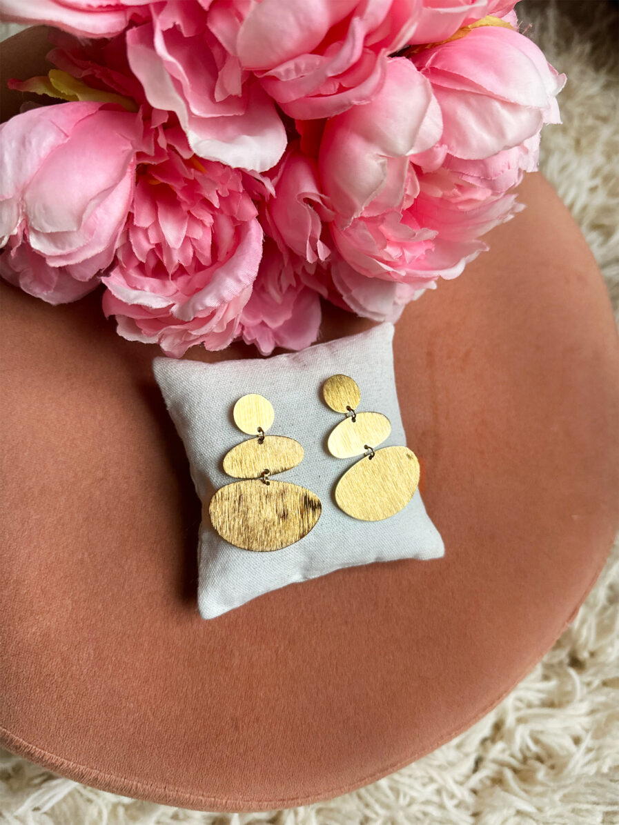 Craquez pour Mia, B.O à la forme originale. Elles apporteront une touche chic et mode à votre tenue ! B.O dorées à la forme ovale Acier inoxydable Ne noircit pas Résiste à l’eau Longueur 5 cm
