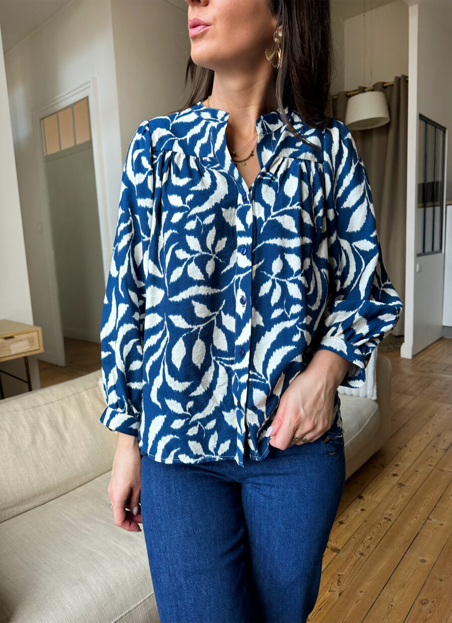 Blouse bohème par excellence, LOUISA présente une encolure tunisienne avec décolleté V boutonné et des manches bouffantes aux poignets resserrés. Sa coupe aérienne confectionnée en matière naturelle fait d’elle une blouse bohème chic par excellence. Joli imprimé feuillage fond bleu. Avec ses détails de fronces au niveau des manches, sa silhouette se dessine par ses épaules tombantes. Elle se porte avec des jeans ou une jupe. Fabrication Française