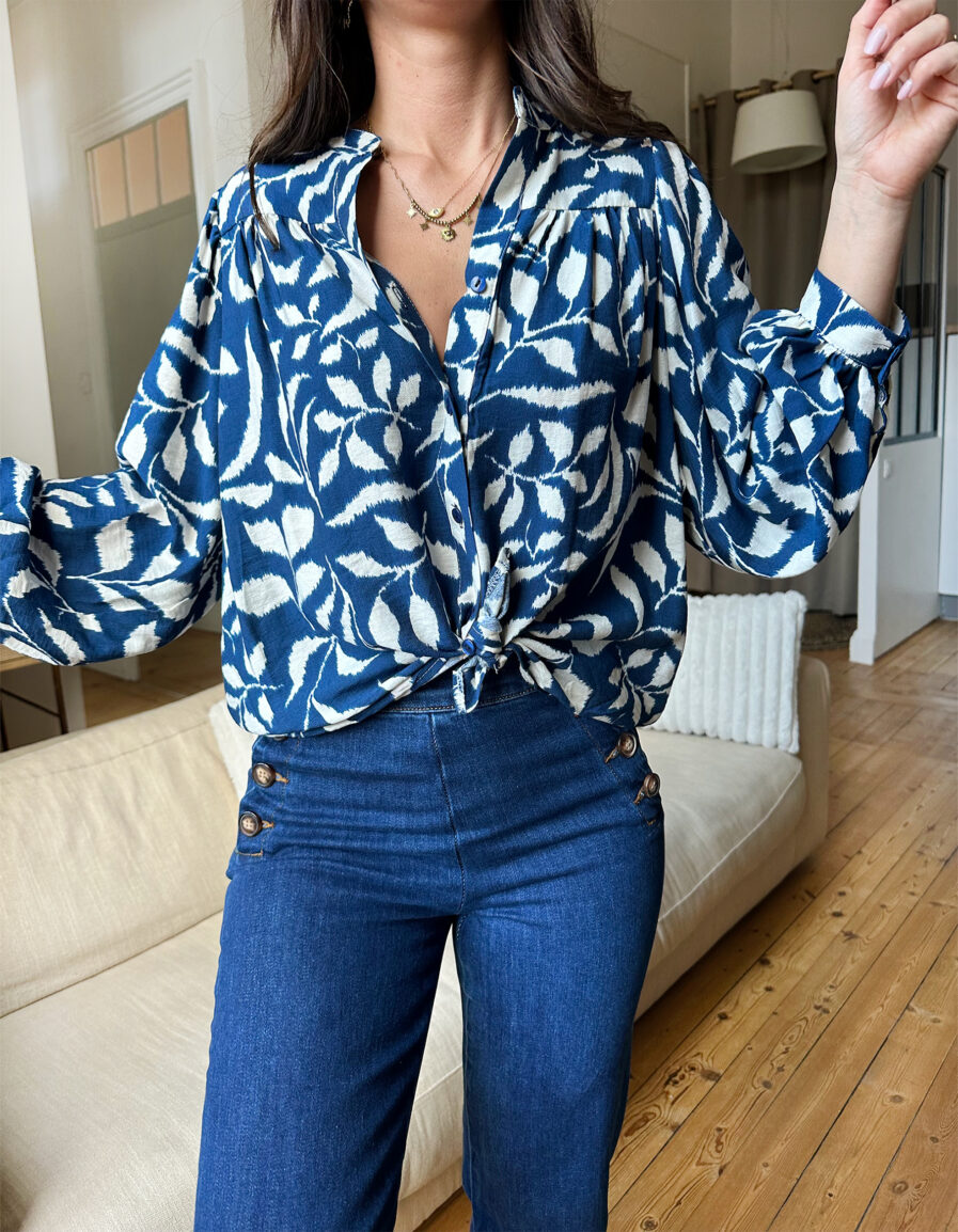 Blouse bohème par excellence, LOUISA présente une encolure tunisienne avec décolleté V boutonné et des manches bouffantes aux poignets resserrés. Sa coupe aérienne confectionnée en matière naturelle fait d’elle une blouse bohème chic par excellence. Joli imprimé feuillage fond bleu. Avec ses détails de fronces au niveau des manches, sa silhouette se dessine par ses épaules tombantes. Elle se porte avec des jeans ou une jupe. Fabrication Française