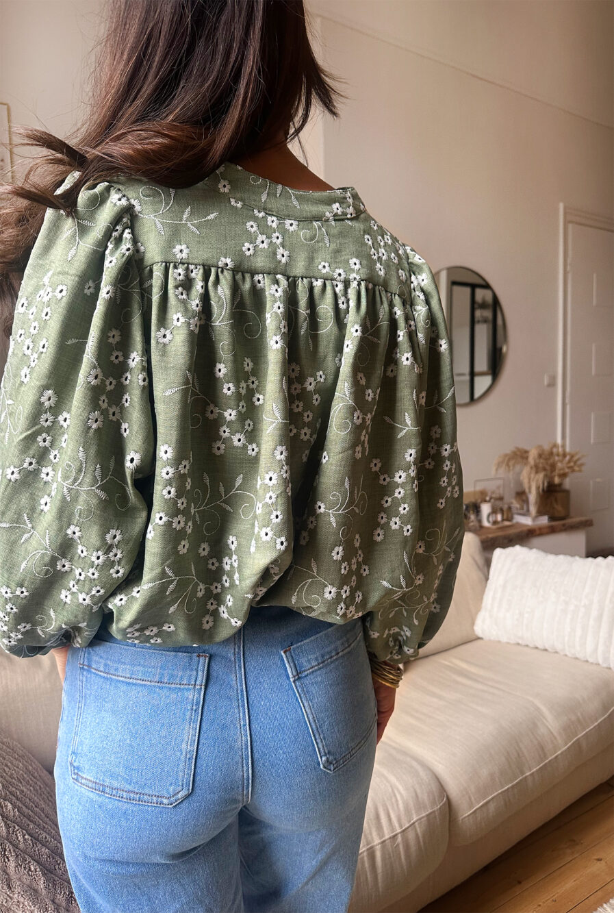 Blouse bohème par excellence, NOELA présente une encolure tunisienne avec décolleté V boutonné et des manches bouffantes aux poignets resserrés. Joli coloris kaki avec broderie ecru Sa coupe aérienne confectionnée en matière naturelle fait d’elle une blouse bohème chic par excellence. Avec ses détails de fronces au niveau des manches, sa silhouette se dessine par ses épaules tombantes. Elle se porte avec des jeans ou une jupe. Fabrication Française