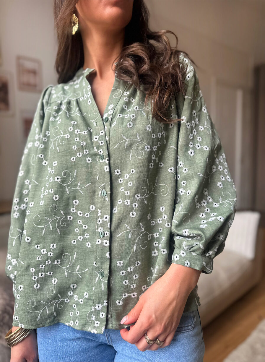 Blouse bohème par excellence, NOELA présente une encolure tunisienne avec décolleté V boutonné et des manches bouffantes aux poignets resserrés. Joli coloris kaki avec broderie ecru Sa coupe aérienne confectionnée en matière naturelle fait d’elle une blouse bohème chic par excellence. Avec ses détails de fronces au niveau des manches, sa silhouette se dessine par ses épaules tombantes. Elle se porte avec des jeans ou une jupe. Fabrication Française