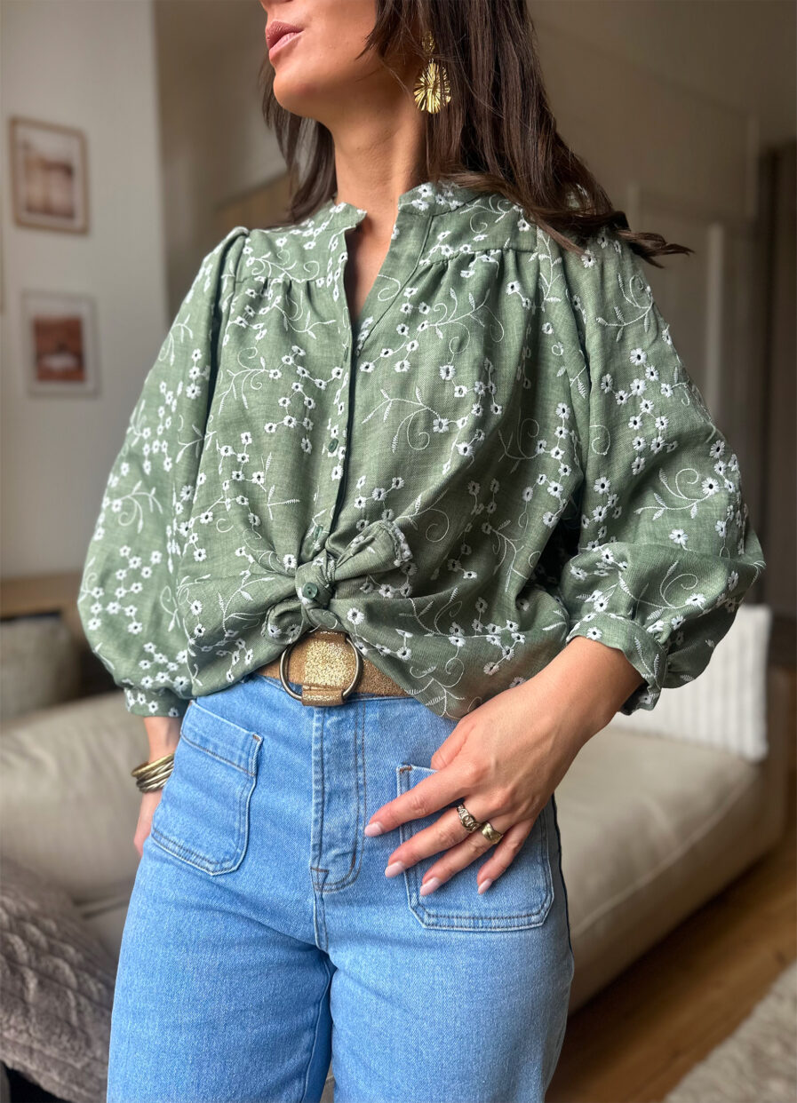 Blouse bohème par excellence, NOELA présente une encolure tunisienne avec décolleté V boutonné et des manches bouffantes aux poignets resserrés. Joli coloris kaki avec broderie ecru Sa coupe aérienne confectionnée en matière naturelle fait d’elle une blouse bohème chic par excellence. Avec ses détails de fronces au niveau des manches, sa silhouette se dessine par ses épaules tombantes. Elle se porte avec des jeans ou une jupe. Fabrication Française