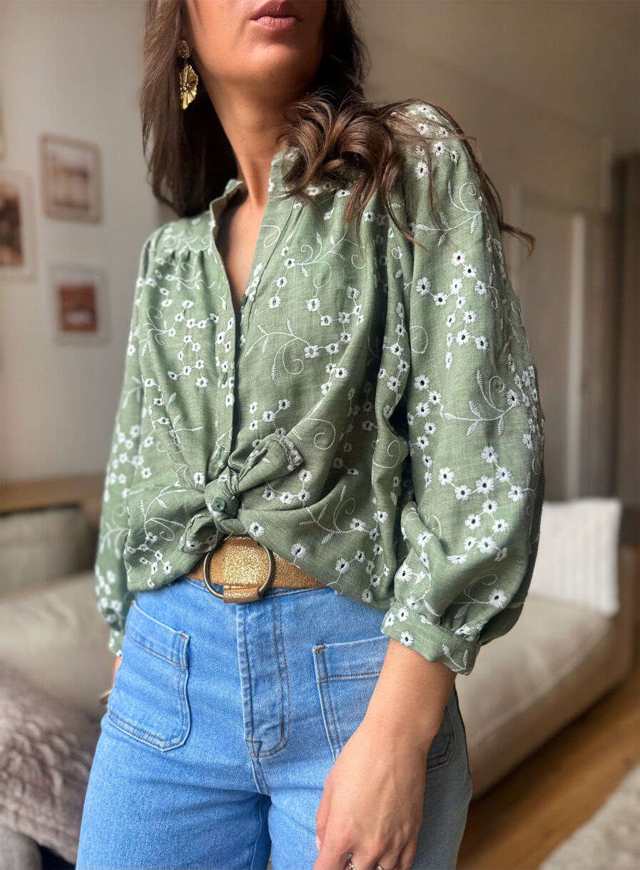 Blouse bohème par excellence, NOELA présente une encolure tunisienne avec décolleté V boutonné et des manches bouffantes aux poignets resserrés. Joli coloris kaki avec broderie ecru Sa coupe aérienne confectionnée en matière naturelle fait d’elle une blouse bohème chic par excellence. Avec ses détails de fronces au niveau des manches, sa silhouette se dessine par ses épaules tombantes. Elle se porte avec des jeans ou une jupe. Fabrication Française