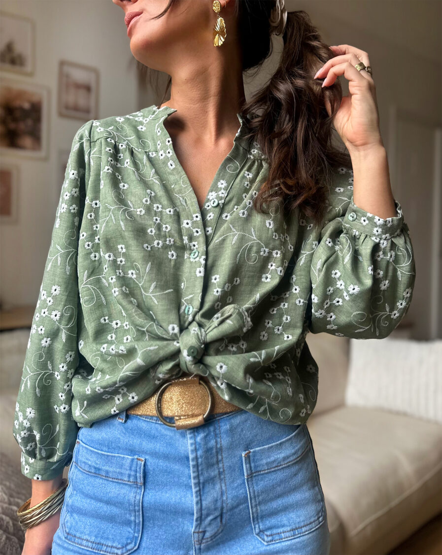 Blouse bohème par excellence, NOELA présente une encolure tunisienne avec décolleté V boutonné et des manches bouffantes aux poignets resserrés. Joli coloris kaki avec broderie ecru Sa coupe aérienne confectionnée en matière naturelle fait d’elle une blouse bohème chic par excellence. Avec ses détails de fronces au niveau des manches, sa silhouette se dessine par ses épaules tombantes. Elle se porte avec des jeans ou une jupe. Fabrication Française