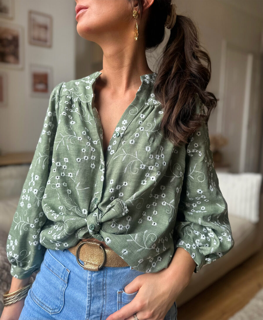 Blouse bohème par excellence, NOELA présente une encolure tunisienne avec décolleté V boutonné et des manches bouffantes aux poignets resserrés. Joli coloris kaki avec broderie ecru Sa coupe aérienne confectionnée en matière naturelle fait d’elle une blouse bohème chic par excellence. Avec ses détails de fronces au niveau des manches, sa silhouette se dessine par ses épaules tombantes. Elle se porte avec des jeans ou une jupe. Fabrication Française
