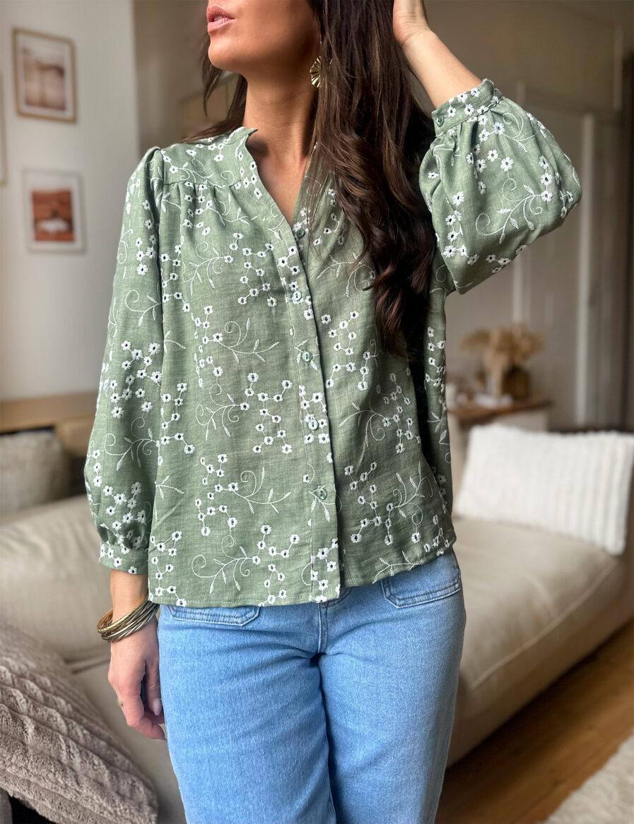 Blouse bohème par excellence, NOELA présente une encolure tunisienne avec décolleté V boutonné et des manches bouffantes aux poignets resserrés. Joli coloris kaki avec broderie ecru Sa coupe aérienne confectionnée en matière naturelle fait d’elle une blouse bohème chic par excellence. Avec ses détails de fronces au niveau des manches, sa silhouette se dessine par ses épaules tombantes. Elle se porte avec des jeans ou une jupe. Fabrication Française