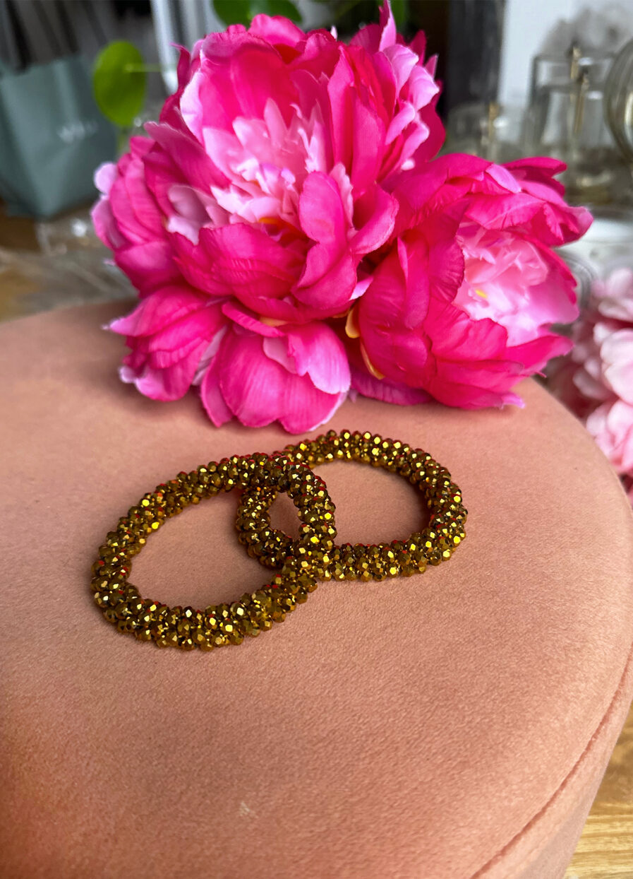 Romy est un sublime bracelet avec perles de couleur bronze Taille élastiquée, il s’adapte donc à la taille de votre poignet ! Diamètre 6 cm On aime le porter en accumulation avec d’autres bracelets pour un max d’effet !