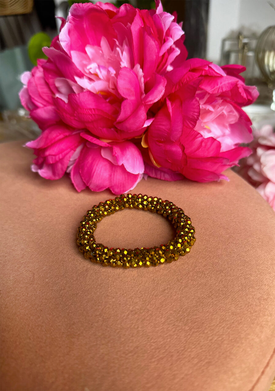 Romy est un sublime bracelet avec perles de couleur bronze Taille élastiquée, il s’adapte donc à la taille de votre poignet ! Diamètre 6 cm On aime le porter en accumulation avec d’autres bracelets pour un max d’effet !
