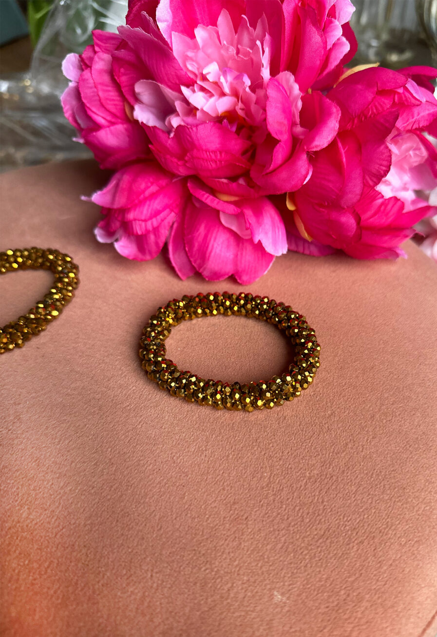Romy est un sublime bracelet avec perles de couleur bronze Taille élastiquée, il s’adapte donc à la taille de votre poignet ! Diamètre 6 cm On aime le porter en accumulation avec d’autres bracelets pour un max d’effet !