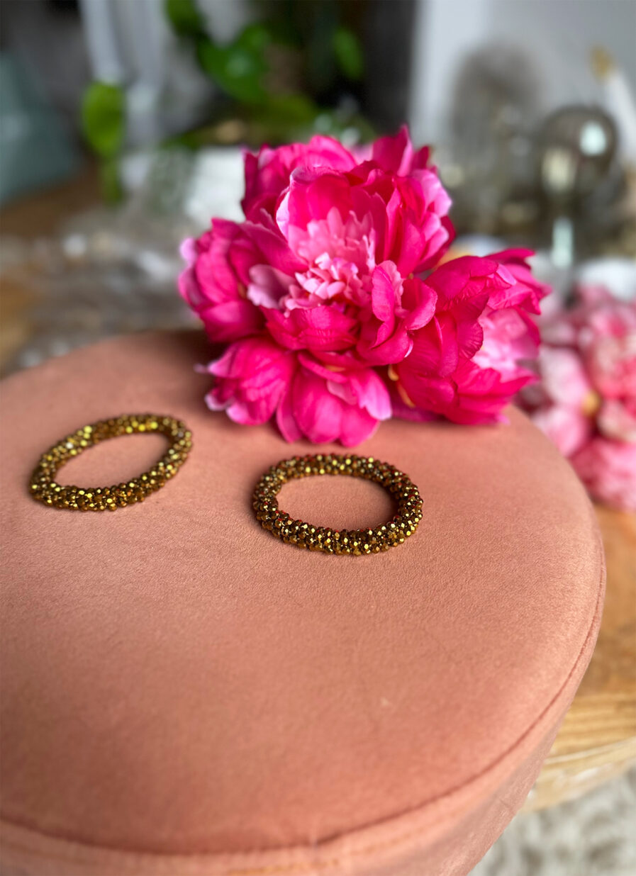 Romy est un sublime bracelet avec perles de couleur bronze Taille élastiquée, il s’adapte donc à la taille de votre poignet ! Diamètre 6 cm On aime le porter en accumulation avec d’autres bracelets pour un max d’effet !
