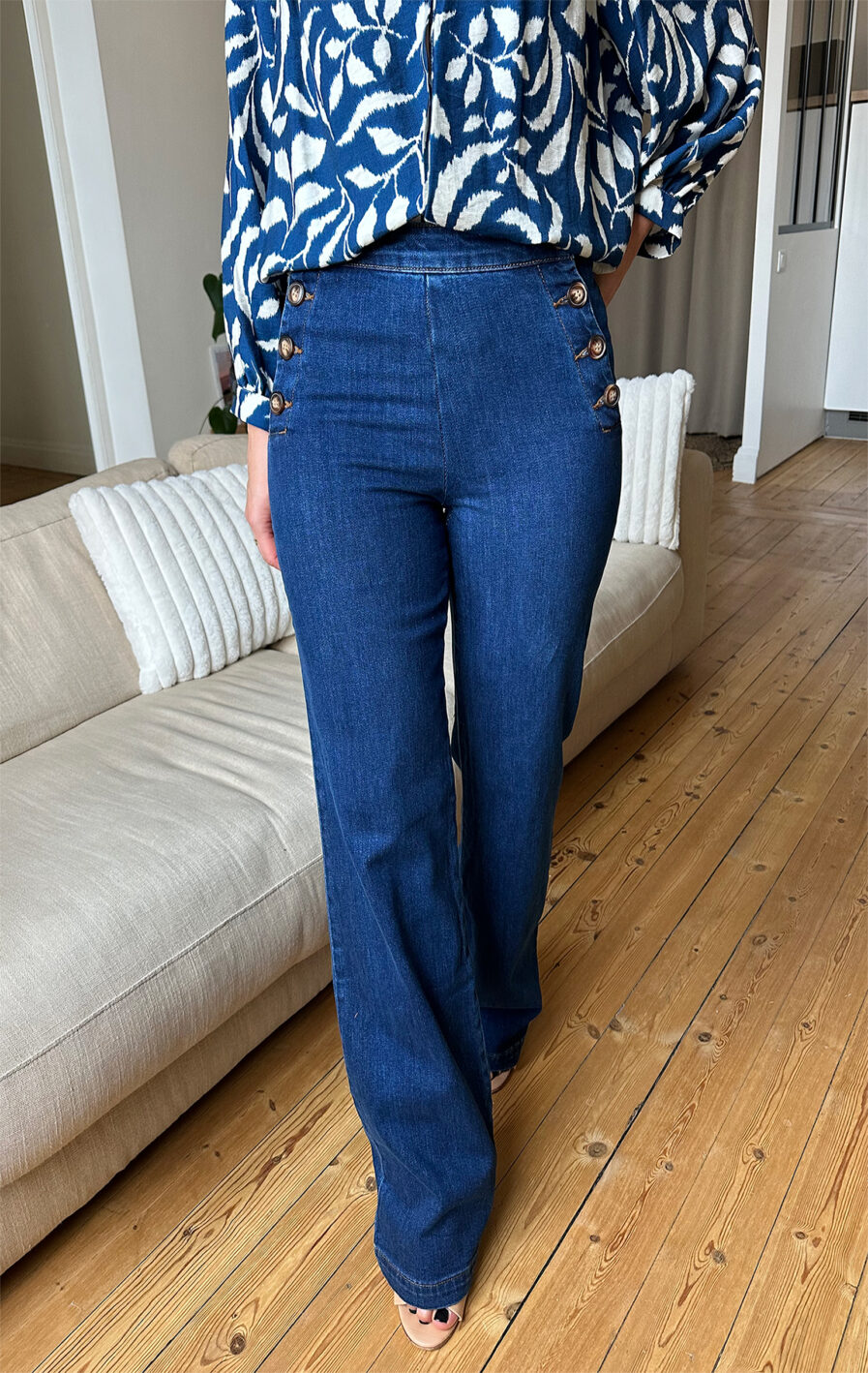 Voici MATT notre nouveau jean ultra tendance ! Modèle à ponts taille haute. Vos jambes s’allongent, c’est magique ! – Toile en coton – Boutons sur les côtés façon corne – Fausses poches passepoilées à l’arrière Il est tendance, confortable, durable et idéal pour un usage quotidien ! On adore l’associer à une grosse maille ou une jolie blouse bohème ! Ajoutez-y de jolis bijoux et un beau sac en cuir !