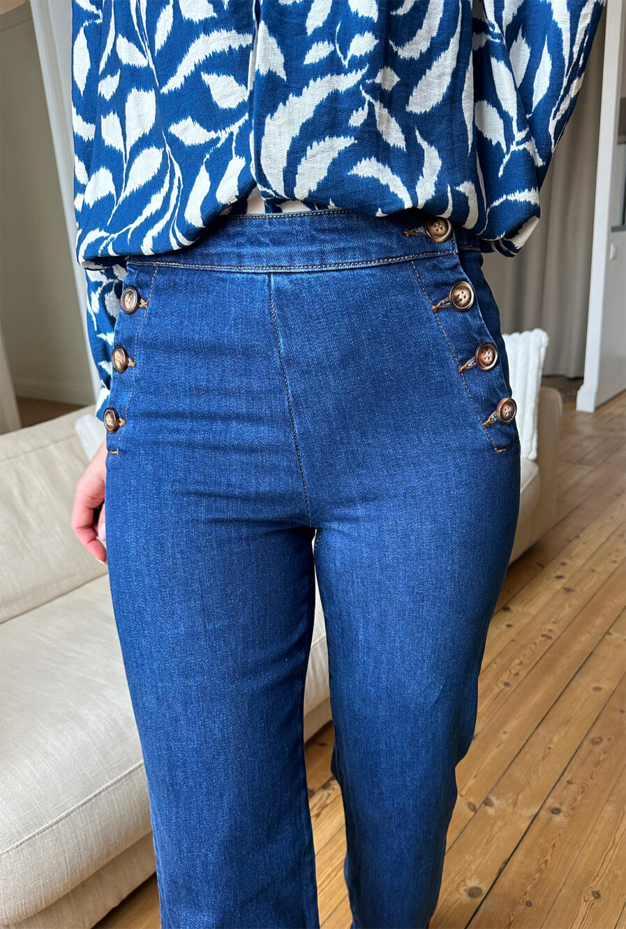 Voici MATT notre nouveau jean ultra tendance ! Modèle à ponts taille haute. Vos jambes s’allongent, c’est magique ! – Toile en coton – Boutons sur les côtés façon corne – Fausses poches passepoilées à l’arrière Il est tendance, confortable, durable et idéal pour un usage quotidien ! On adore l’associer à une grosse maille ou une jolie blouse bohème ! Ajoutez-y de jolis bijoux et un beau sac en cuir !