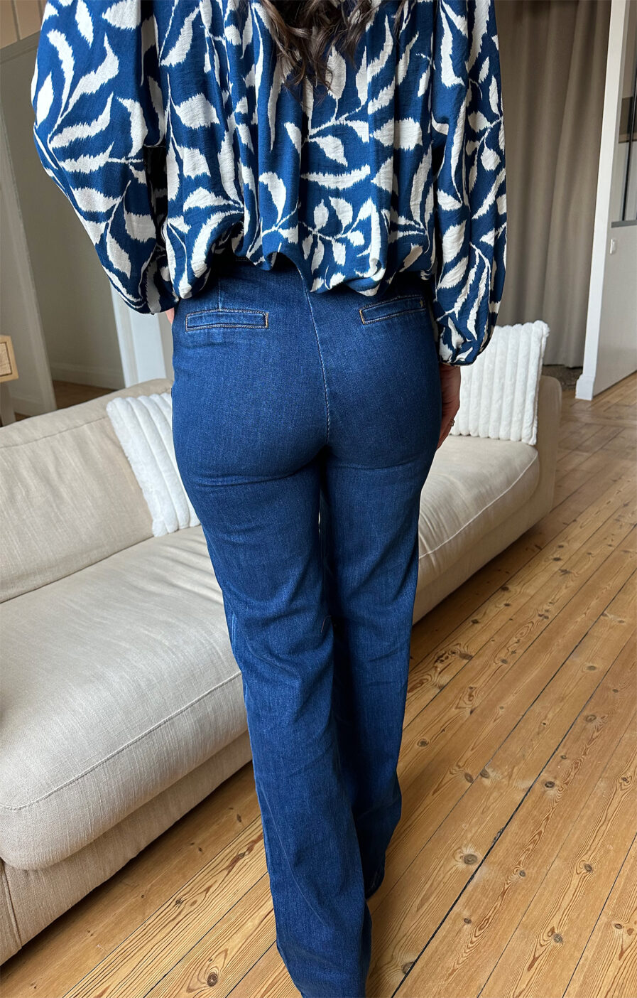 Voici MATT notre nouveau jean ultra tendance ! Modèle à ponts taille haute. Vos jambes s’allongent, c’est magique ! – Toile en coton – Boutons sur les côtés façon corne – Fausses poches passepoilées à l’arrière Il est tendance, confortable, durable et idéal pour un usage quotidien ! On adore l’associer à une grosse maille ou une jolie blouse bohème ! Ajoutez-y de jolis bijoux et un beau sac en cuir !