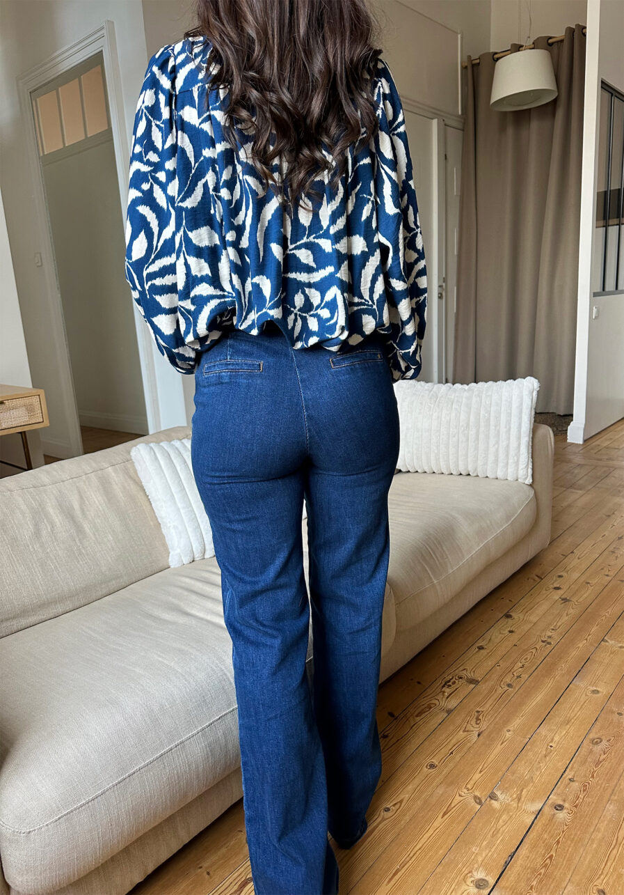 Voici MATT notre nouveau jean ultra tendance ! Modèle à ponts taille haute. Vos jambes s’allongent, c’est magique ! – Toile en coton – Boutons sur les côtés façon corne – Fausses poches passepoilées à l’arrière Il est tendance, confortable, durable et idéal pour un usage quotidien ! On adore l’associer à une grosse maille ou une jolie blouse bohème ! Ajoutez-y de jolis bijoux et un beau sac en cuir !