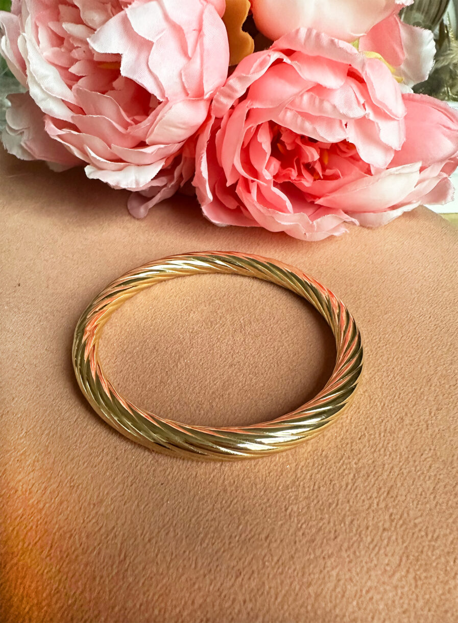 Voici Théo, notre nouveau jonc doré ultra tendance à l’effet martelé ! Acier inoxydable Doré 6,5 cm de diamètre Il illuminera vos tenues en un clin d’oeil !