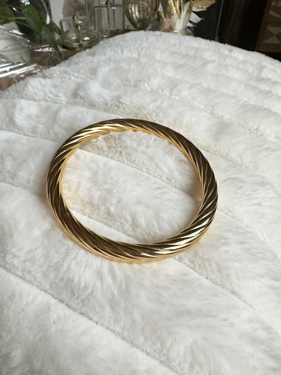 Voici Théo, notre nouveau jonc doré ultra tendance à l’effet martelé ! Acier inoxydable Doré 6,5 cm de diamètre Il illuminera vos tenues en un clin d’oeil !