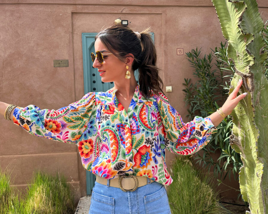 Blouse bohème par excellence, FOKA présente une encolure tunisienne avec décolleté V boutonné et des manches bouffantes aux poignets resserrés. Sa coupe aérienne confectionnée en matière naturelle fait d’elle une blouse bohème chic par excellence. Joli imprimé multicolore. Avec ses détails de fronces au niveau des manches, sa silhouette se dessine par ses épaules tombantes. Elle se porte avec des jeans ou une jupe. Fabrication Française Création LES PIPLETTES