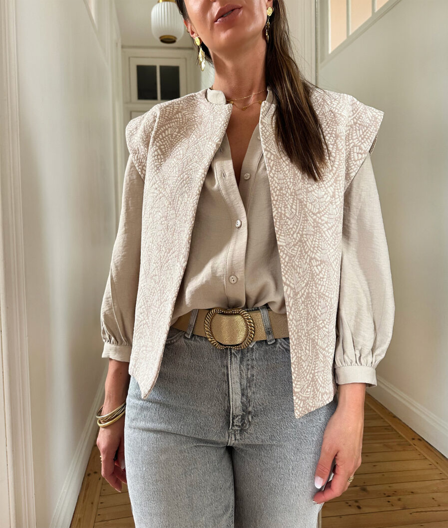 Voici AMANDA, notre veste sans manches ultra tendance ! Une pièce incontournable pour un style chic et confortable. Coupe droite légèrement oversize Tissu jacquard brodé avec discret fil lurex doré dans le tissu pour une touche d’éclat 2 poches côtés A porter en superposition au dessus d’une jolie blouse pour un look bohème chic terriblement mode ! Création LES PIPLETTES Fabrication Française