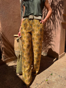 Osez la couleur avec notre nouveau pantalon Carole qui ajoutera du pep’s à tous vos looks ! Pantalon fluide Imprimé palmier orange et kaki 2 poches côtés Taille élastiquée pour un maximum de confort Passants à la taille (possibilité d’ajouter une ceinture) Fabrication Française Création LES PIPLETTES