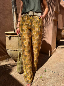 Osez la couleur avec notre nouveau pantalon Carole qui ajoutera du pep’s à tous vos looks ! Pantalon fluide Imprimé palmier orange et kaki 2 poches côtés Taille élastiquée pour un maximum de confort Passants à la taille (possibilité d’ajouter une ceinture) Fabrication Française Création LES PIPLETTES