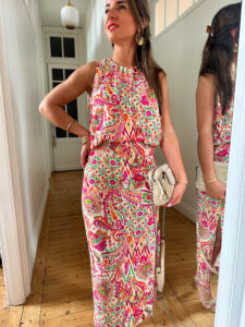 Voici JOLIA ! Notre nouvelle robe longue ultra canon, idéale pour vos occasions. Robe droite avec joli drapé à la taille qui lui apporte du charme. Robe longueur midi avec joli imprimé fuchsia, orange et vert Encolure ronde avec petites fronces Coupe droite Taille cintrée avec zip côté Modèle fendu sur le bas de la jambe, son atout charme Se ferme au dos à l’aide d’un petit bouton Fabrication Française On adore ajouter des touches de doré à cette robe ! Des sandales dorées, des bijoux dorés …