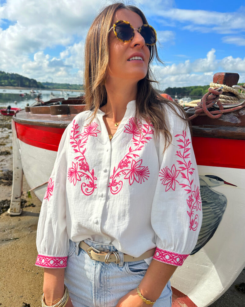 La blouse ANNA représente l’élégance et la féminité grâce à ses somptueux détails en broderie fuchsia. Ses détails apporteront une touche de romantisme à vos looks. Idéale à porter avec un jean ou un short taille haute. Col mao avec joli décolleté V Modèle boutonné sur l’avant Détail de broderies fuchsias sur l’avant et sur les manches Manches 3/4 qui se ferment à l’aide d’un bouton