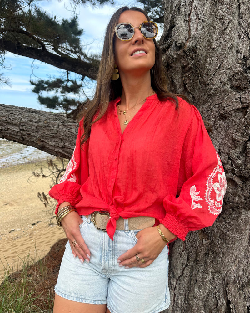 La blouse MARTA représente l’élégance et la féminité grâce à ses somptueux détails brodés qui apporteront une touche de romantisme à vos looks. Idéale à porter avec un jean ou un pantalon taille haute. Col mao avec joli décolleté V Petites fronces aux épaules Coupe légèrement oversize Modèle boutonné sur l’avant Manches longues élastiquées avec détails de broderies blanches
