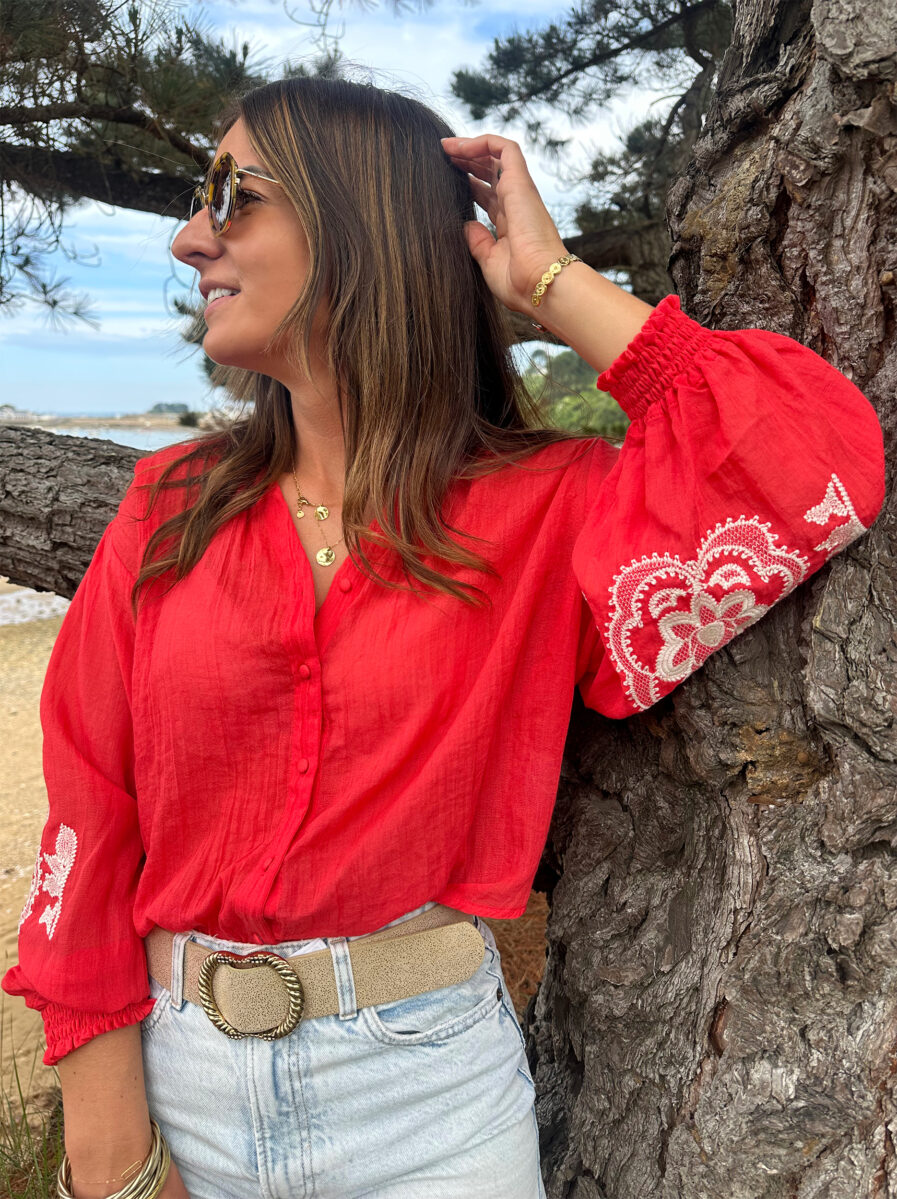 La blouse MARTA représente l’élégance et la féminité grâce à ses somptueux détails brodés qui apporteront une touche de romantisme à vos looks. Idéale à porter avec un jean ou un pantalon taille haute. Col mao avec joli décolleté V Petites fronces aux épaules Coupe légèrement oversize Modèle boutonné sur l’avant Manches longues élastiquées avec détails de broderies blanches