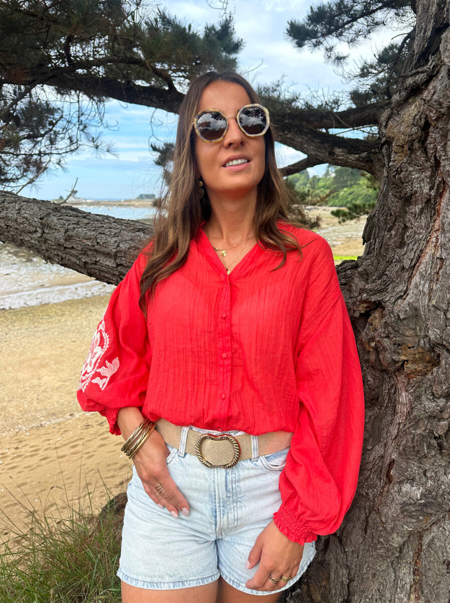 La blouse MARTA représente l’élégance et la féminité grâce à ses somptueux détails brodés qui apporteront une touche de romantisme à vos looks. Idéale à porter avec un jean ou un pantalon taille haute. Col mao avec joli décolleté V Petites fronces aux épaules Coupe légèrement oversize Modèle boutonné sur l’avant Manches longues élastiquées avec détails de broderies blanches
