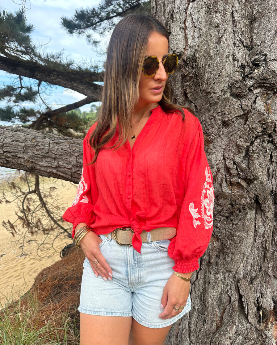 La blouse MARTA représente l’élégance et la féminité grâce à ses somptueux détails brodés qui apporteront une touche de romantisme à vos looks. Idéale à porter avec un jean ou un pantalon taille haute. Col mao avec joli décolleté V Petites fronces aux épaules Coupe légèrement oversize Modèle boutonné sur l’avant Manches longues élastiquées avec détails de broderies blanches