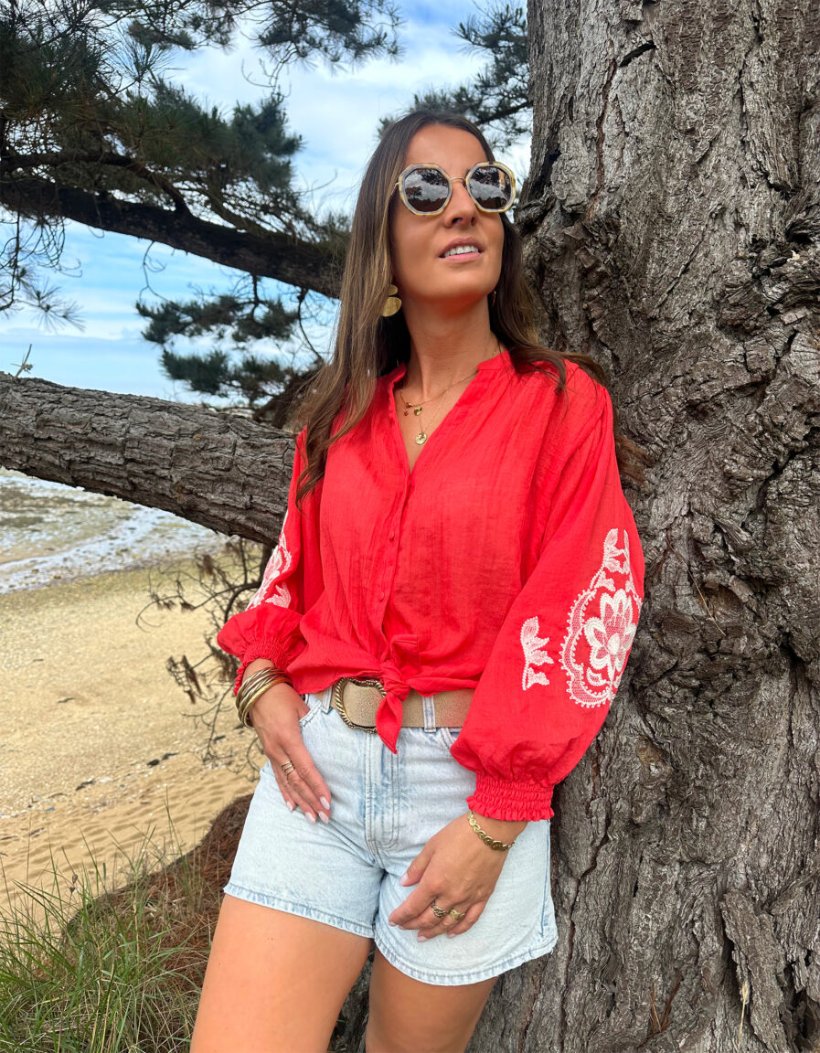 La blouse MARTA représente l’élégance et la féminité grâce à ses somptueux détails brodés qui apporteront une touche de romantisme à vos looks. Idéale à porter avec un jean ou un pantalon taille haute. Col mao avec joli décolleté V Petites fronces aux épaules Coupe légèrement oversize Modèle boutonné sur l’avant Manches longues élastiquées avec détails de broderies blanches