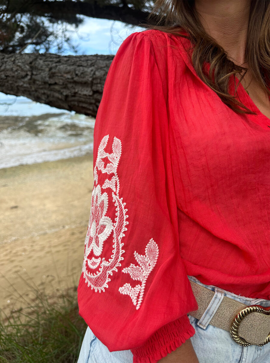 La blouse MARTA représente l’élégance et la féminité grâce à ses somptueux détails brodés qui apporteront une touche de romantisme à vos looks. Idéale à porter avec un jean ou un pantalon taille haute. Col mao avec joli décolleté V Petites fronces aux épaules Coupe légèrement oversize Modèle boutonné sur l’avant Manches longues élastiquées avec détails de broderies blanches