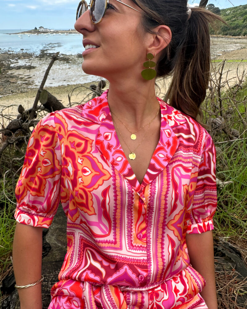 Craquez pour le charme de la jolie blouse PEPA ! Blouse fluide à manches courtes Tissu satiné imprimé baroque ultra tendance Joli décolleté V Modèle boutonné sur l’avant Fronces aux épaules Bas de manches smockés Fabrication Française Création LES PIPLETTES