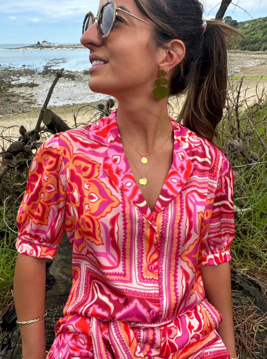 Craquez pour le charme de la jolie blouse PEPA ! Blouse fluide à manches courtes Tissu satiné imprimé baroque ultra tendance Joli décolleté V Modèle boutonné sur l’avant Fronces aux épaules Bas de manches smockés Fabrication Française Création LES PIPLETTES